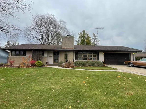 1031 E Crescent Dr, Manitowoc, WI 54220