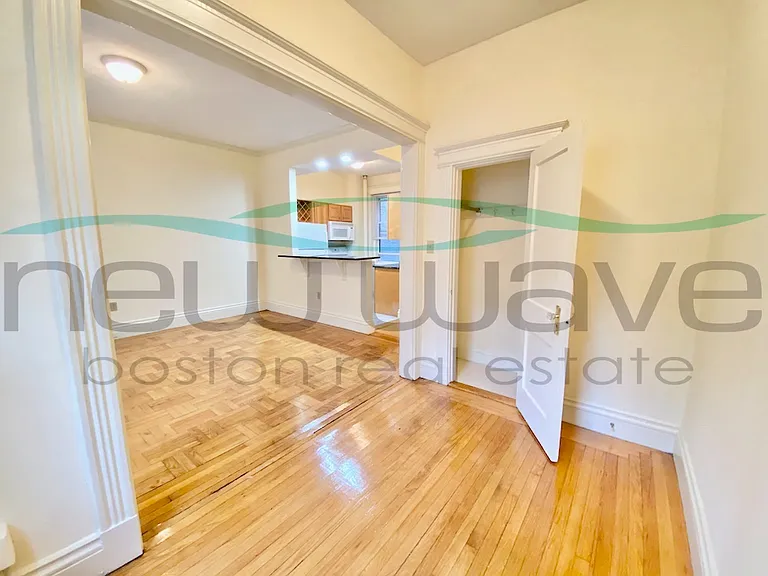 32 Queensberry St #6 — Photo 8