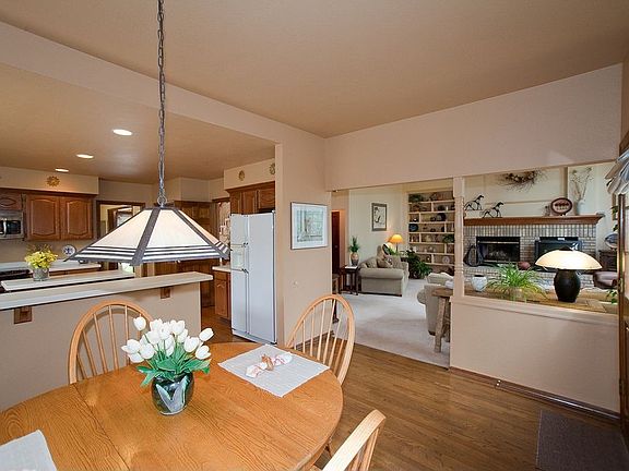 eating area in kitchen
