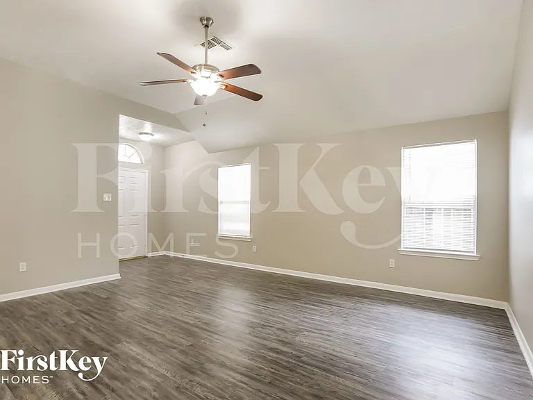 19375 Strathmore Place Ln — Photo 4