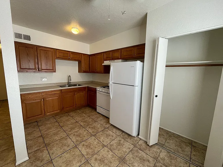 2 Bedroom And 1 Bath Triplex! **Move In Special** — Photo 7