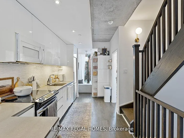 1238 Dundas St E #Townhouse 110 — Photo 3