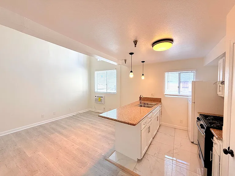 432 N Kingsley Dr. — Photo 3