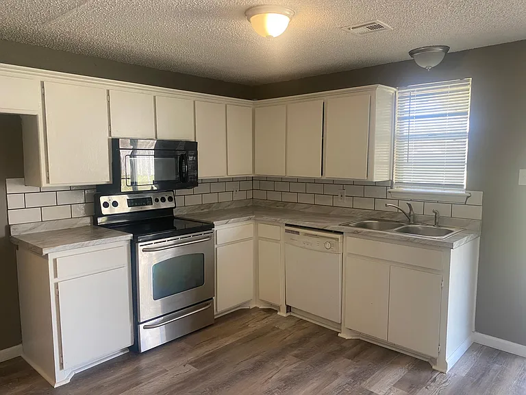 2516 NE Dearborn Ave #1 — Photo 9