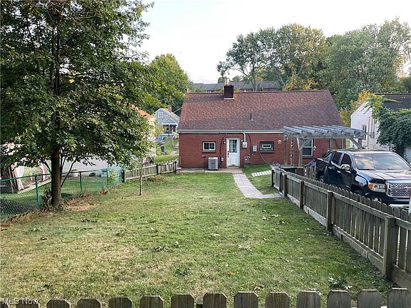 4th image of 111 Belleview St
