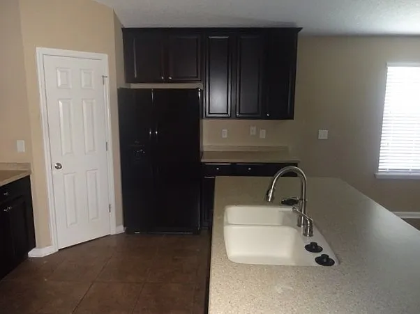 3 bed, 2.0 bath, 1924 sqft, $2,490 — Photo 3