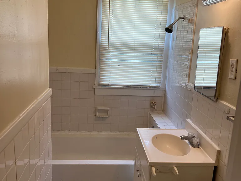852 Dallas St — Photo 3