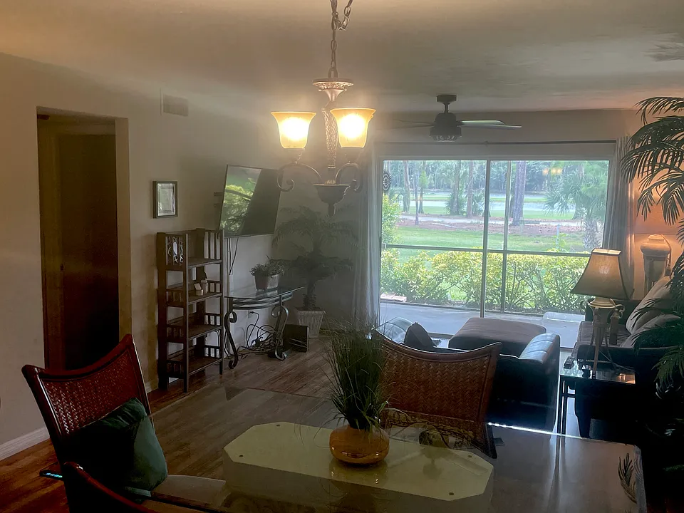 228 Fox Glen Dr
