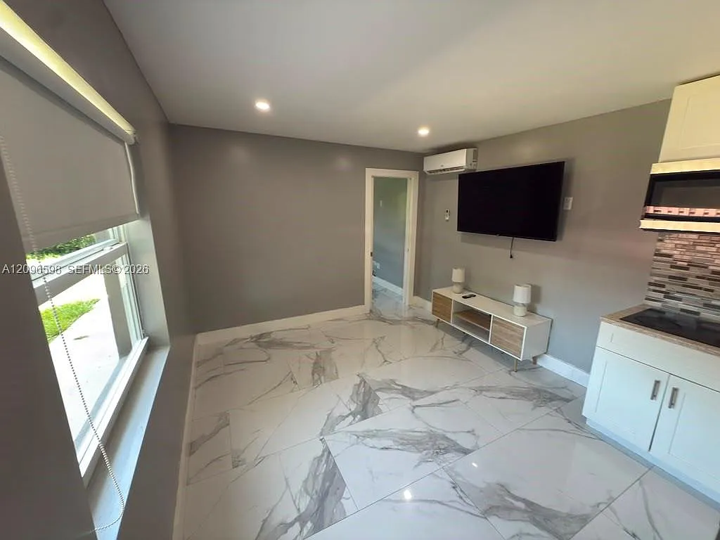 4910 SW 28th Ter — Photo 3