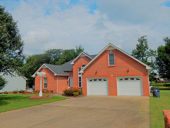 3rd image of 815 Isaac Dr