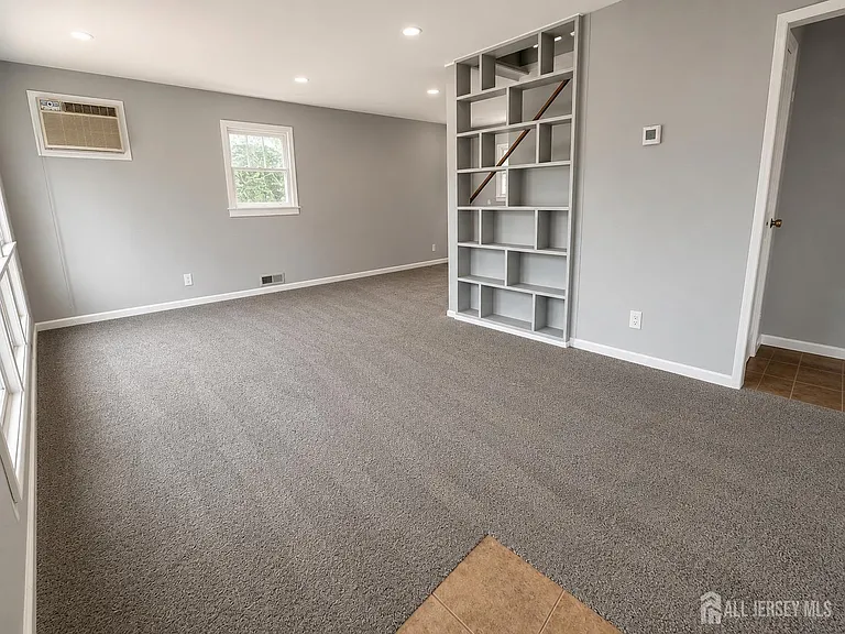 150 Patricia Ave — Photo 2
