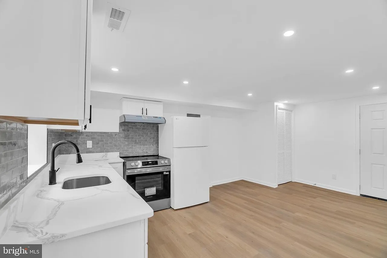 2 bed, 1.5 bath, 2585 sqft, $2,990 — Photo 2