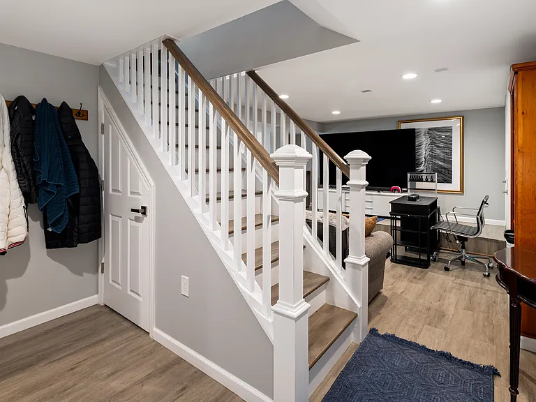 191 Hobart Ave — Photo 11