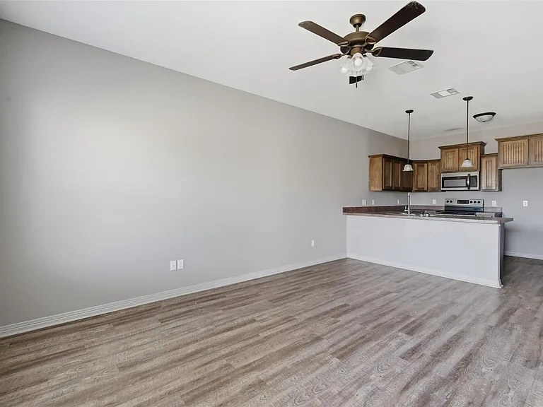 101 W Capps St #C — Photo 8