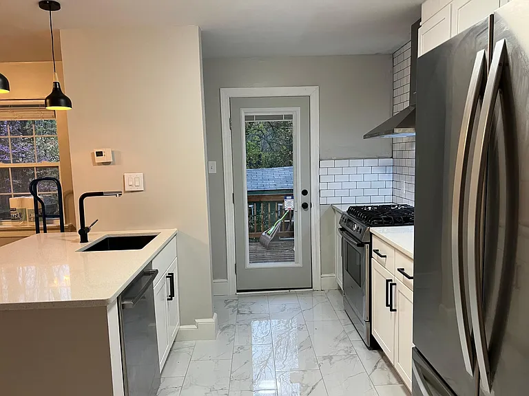 2613 Acadia St — Photo 3