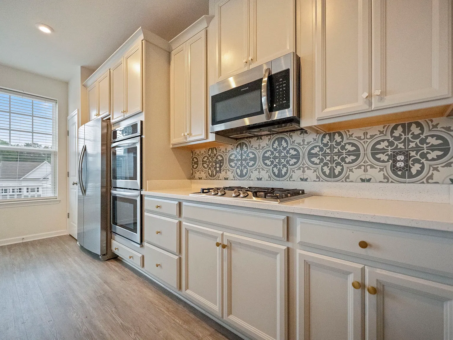 3 bed, 3.5 bath, 2200 sqft, $2,900 — Photo 4