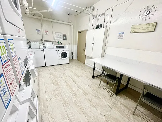 Wilshire Occidental Apts — Photo 7