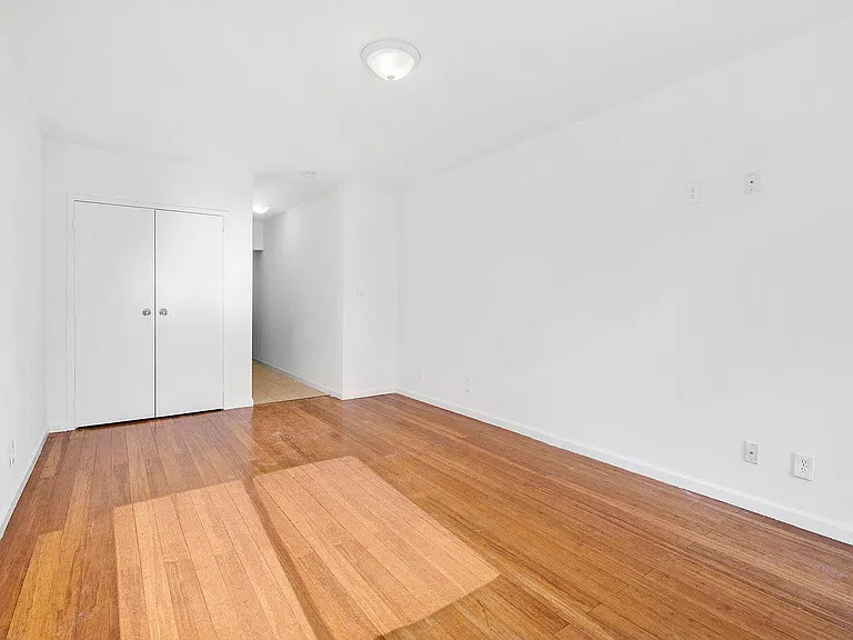 322 E 39th St #4C — Photo 2
