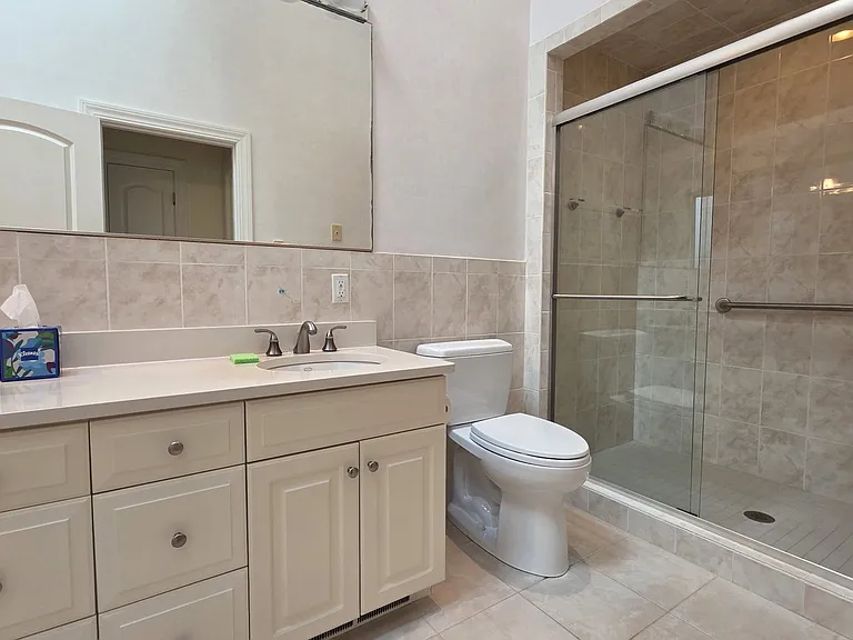 910 W Roxbury Pkwy — Photo 6