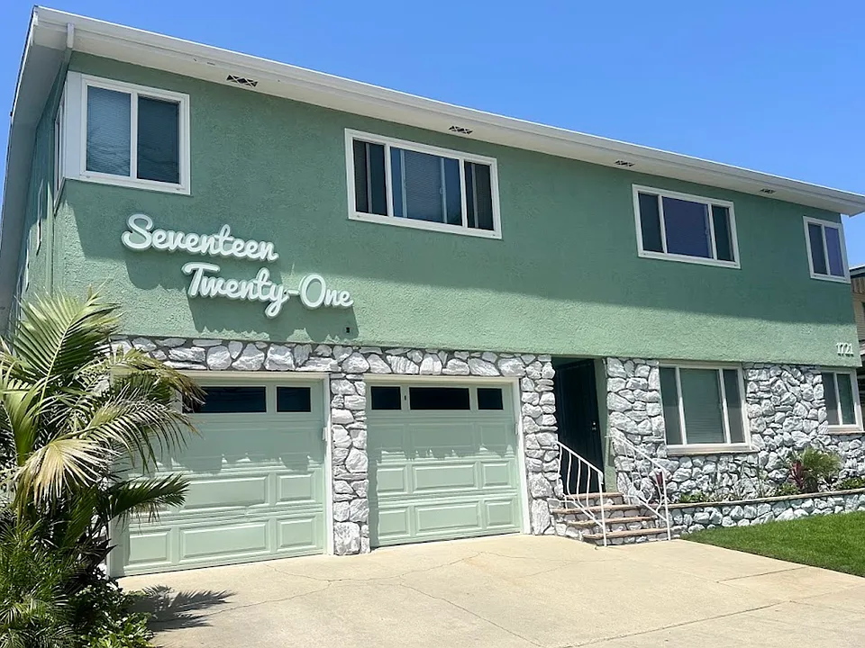 Newly Remodeled 1-Bedroom Upper Unit in Alamitos Beach
