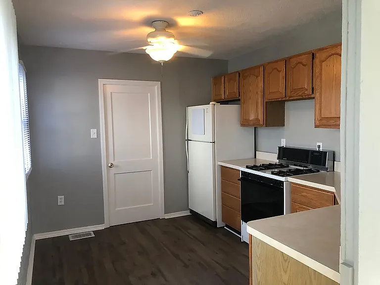 1115 Altgeld St — Photo 6