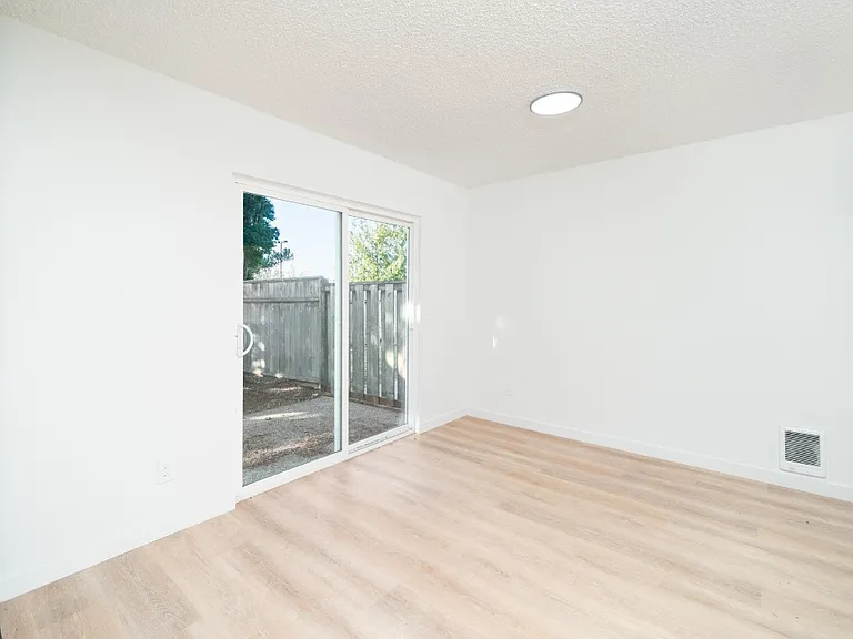 3141 SE Stott Cir — Photo 4