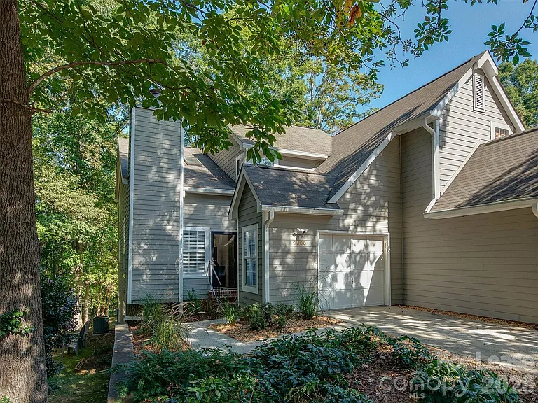 9006 Saint Thomas Ln — Photo 2