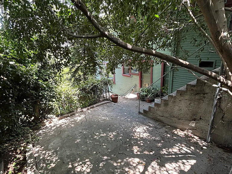 Pvt lower patio