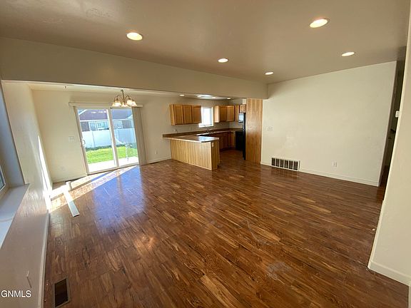 3rd image of 311 8th Ave NW