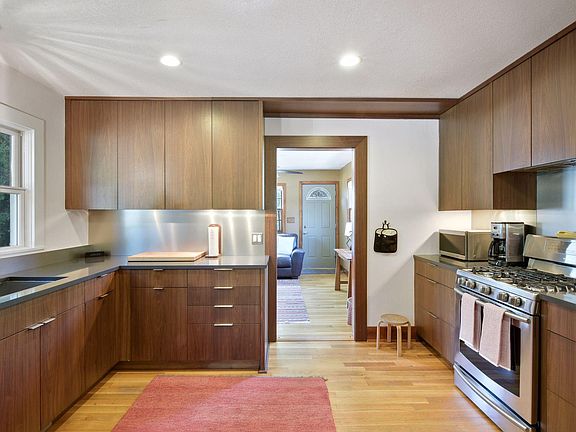 4th image of 3500 Taylor St NE