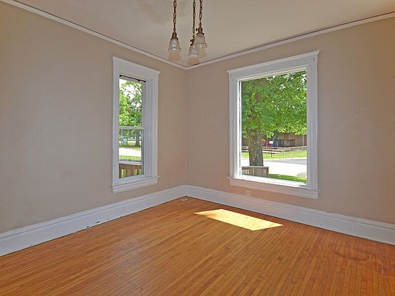 2nd image of 919 Acorn St