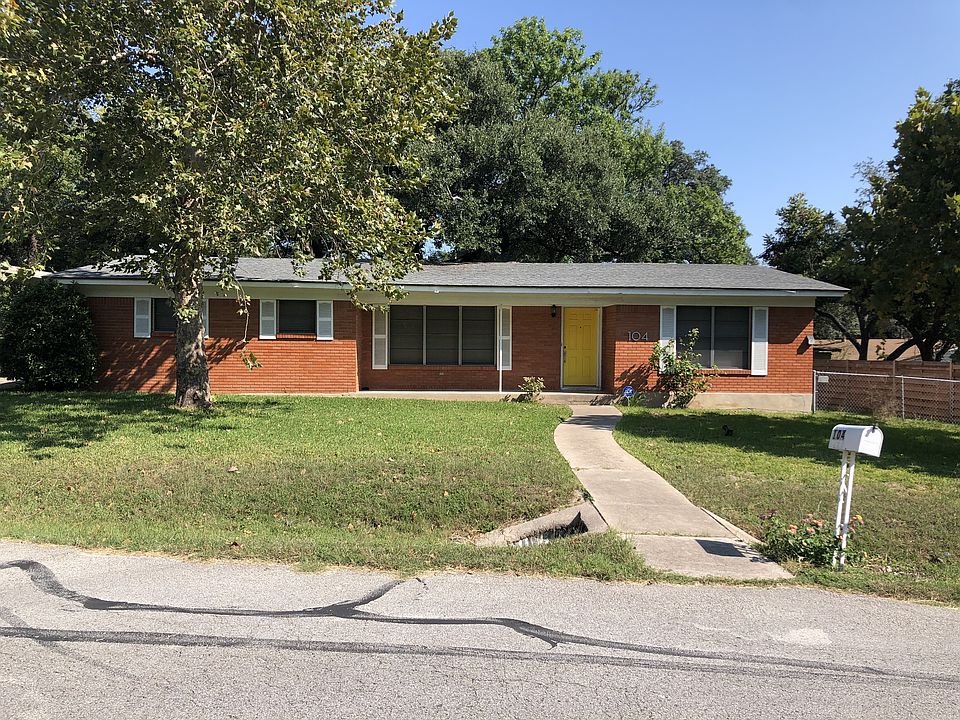 1st image of 104 W Scurry St