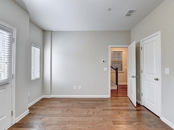 3rd image of 1048 Moorewood Ln SE