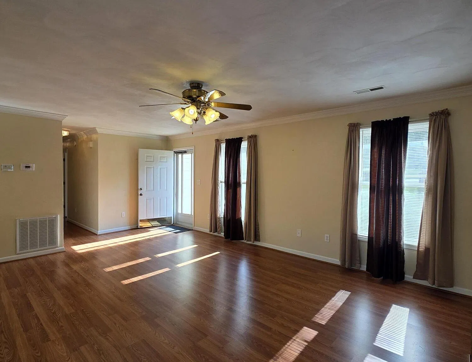 3 bed, 2.0 bath, 1317 sqft, $2,150 — Photo 3