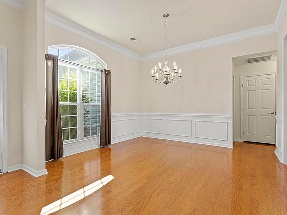 4th image of 567 Shoreline Blvd