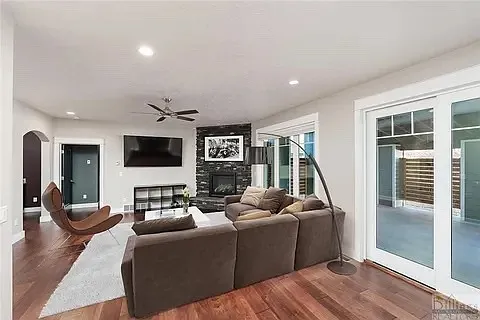 6 bed, 3.5 bath, 3228 sqft, $4,995 — Photo 4