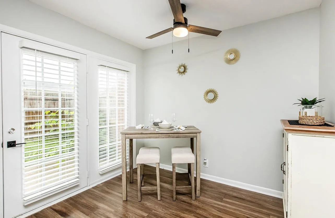 2 bed, 1.5 bath, 1050 sqft, $1,405 — Photo 3