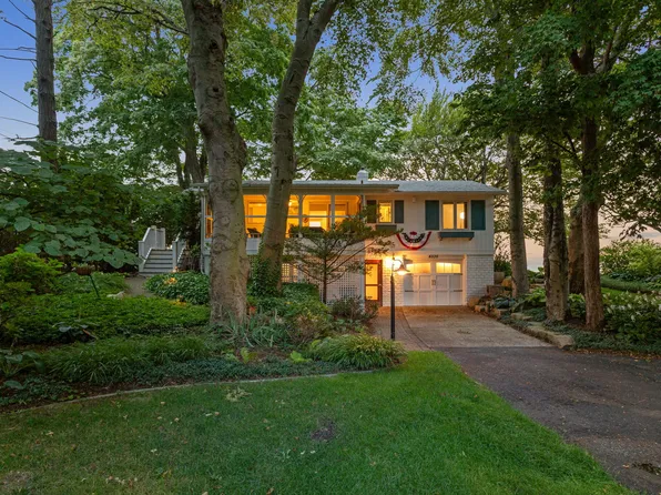 4335 Lakes Edge Dr, Holland, MI 49424