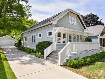 7031 St James STREET, Wauwatosa, WI, 53213