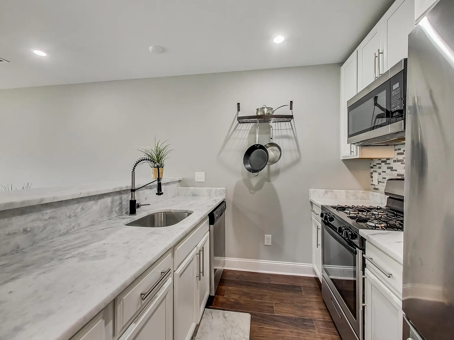 2 bed, 872 sqft, $2,850 — Photo 2
