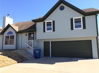 561 White Oak Ln, Liberty, MO 64068