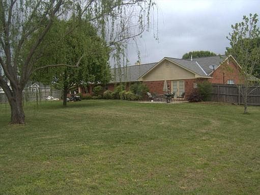 2nd image of 200 Woodrun Pl