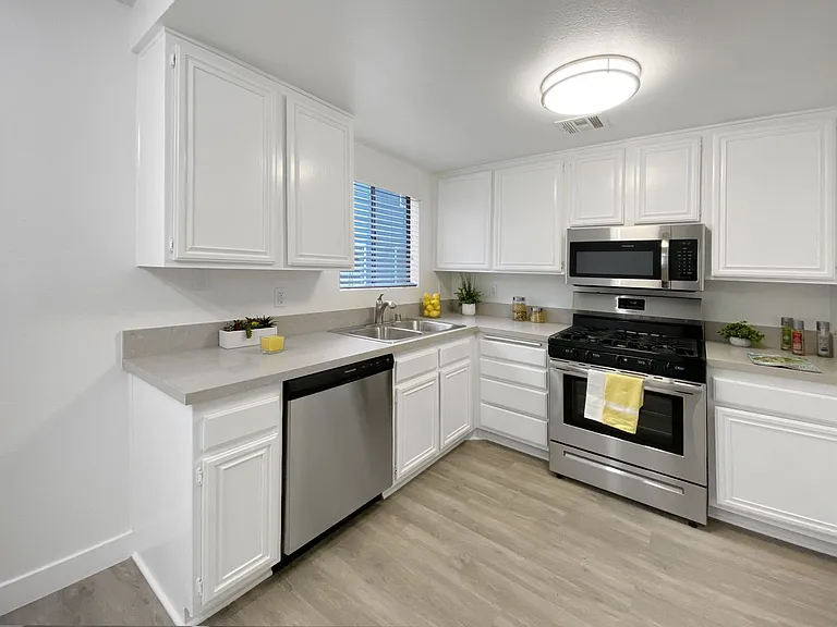 2 Bed, 2.5 Bath Townhouse Unit * North Glendale * Washer Dryer — Photo 11