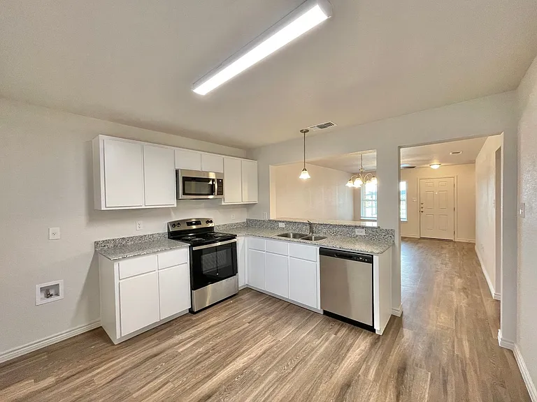 1802 Clovis Dr — Photo 9