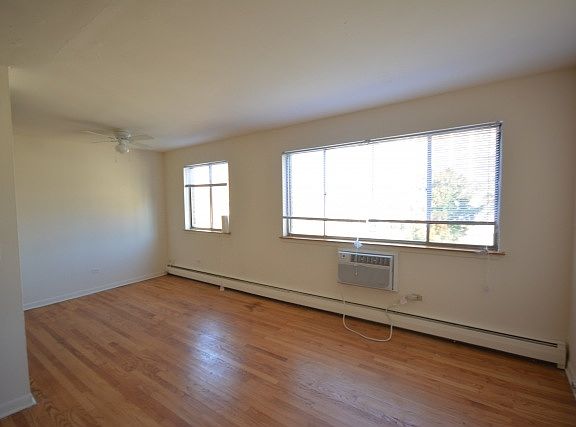2nd image of 510 W Briar Pl #5