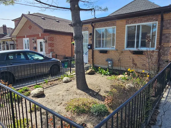 16 Failsworth Ave, Toronto, ON M6M 3J2