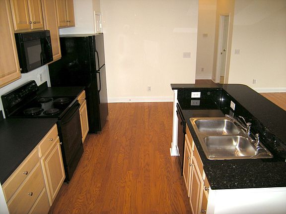 Fully equiped kitchen with island.