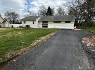 8 Cambridge Rd, Kendall Park, NJ 08824