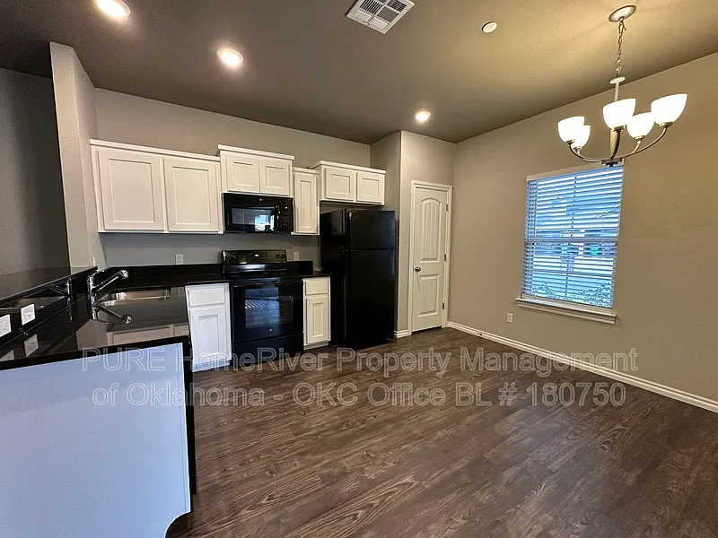 2 bed, 1.0 bath, 2022 sqft, $1,195 — Photo 3