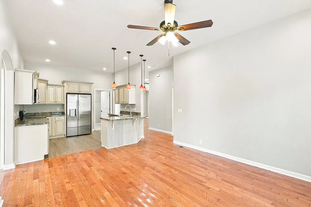 3 bed, 2.0 bath, 1348 sqft, $2,000 — Photo 3